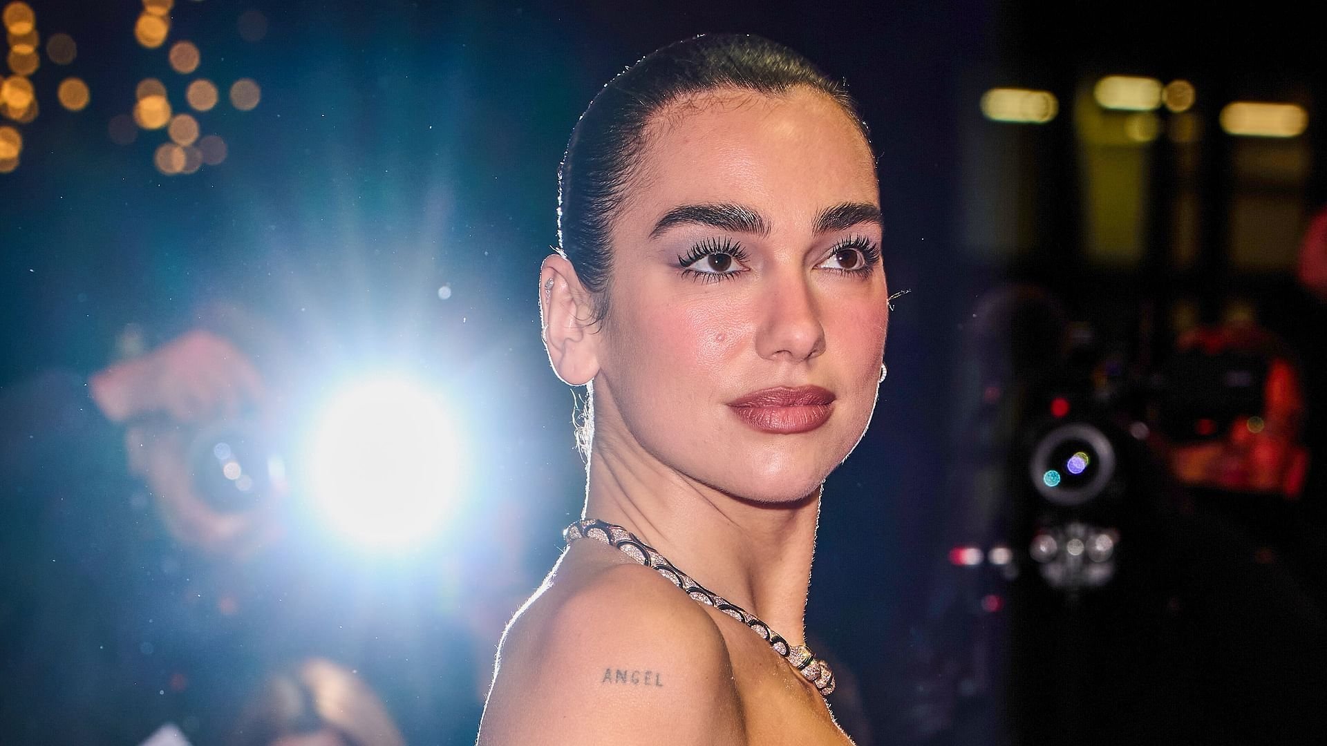 Dua Lipa - Unstoppable